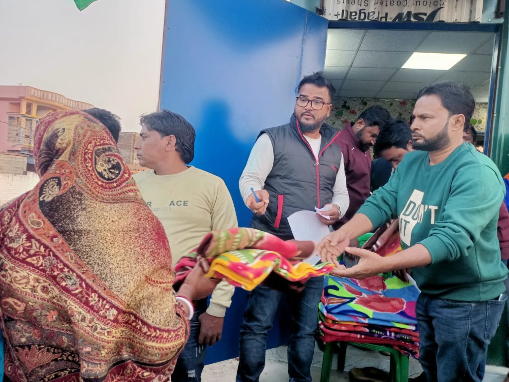 শীত কম্বল বিতরণ প্রতিষ্ঠা দিবসকে সামনে রেখে তৃণমূল ব্লক কংগ্রেসের উদ্যোগে। 1 January 1, 2024 January 4, 2024 IMG20240101162733