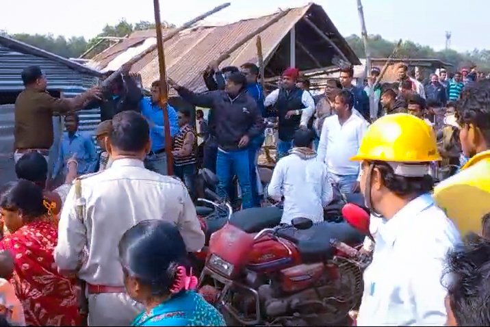 পানাগড় শিল্পতালুকে শাসক দলের প্রকাশ্যে গোষ্ঠীদ্বন্দ্ব ও সংঘর্ষ পরিস্থিতি সামাল দিতে গিয়ে পুলিশ প্রশাসন আহত। 1 February 7, 2024 February 7, 2024 PSX 20240207 220922