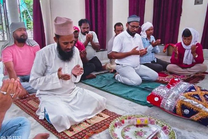 পাণ্ডবেশ্বর এর বিধায়কের আরোগ্য কামনায় দানবাবা মাজারে চাদর চড়ানো হলো 1 June 30, 2024 July 2, 2024 PSX 20240702 204913