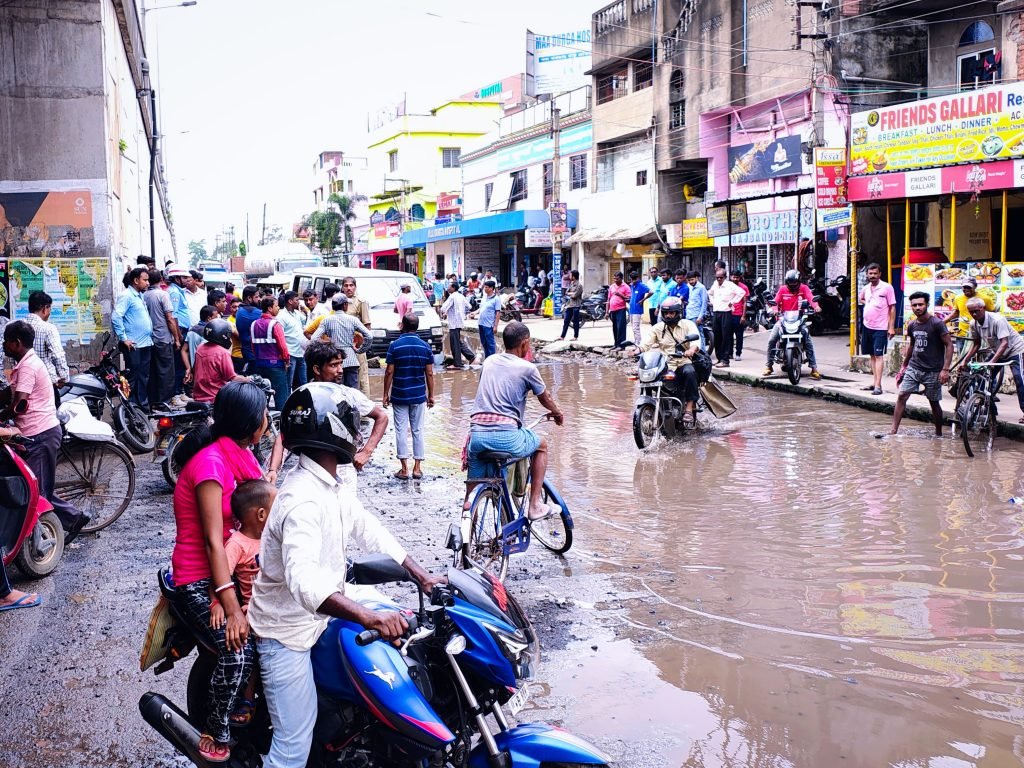 রাজবাঁধ আন্ডার পাশ মেরামতের দাবিতে জাতীয় সড়ক অবরোধ স্থানীয়দের। 1 September 2, 2024 September 2, 2024 PSX 20240902 125245