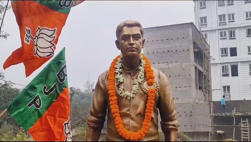 মৃত্যুর ছ'বছরে সন্দীপের পূর্ণবয়ব মূর্তি বসিয়ে দোষীদের বিরুদ্ধে কার্যতো হুংকার দিলেন বিজেপি নেতৃত্বরা। 1 December 9, 2024 December 9, 2024 IMG 20241209 20442007